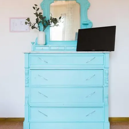 The Happy Apple Tree *